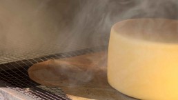 friss sajt a füstölőben
