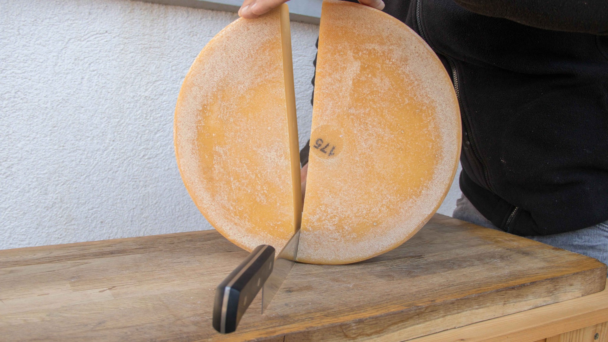 sajtkészítő szeleteli a tokaji érlelt sajtot