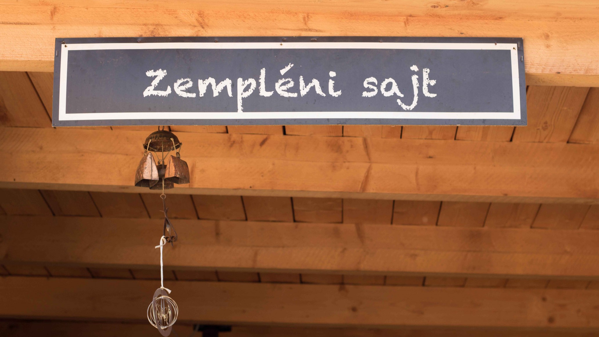 sajtműhely cégtáblája a Tokaj hegy lábánál Tarcalon